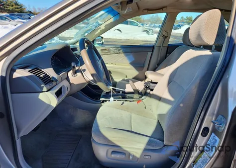 2004 Toyota Camry Le z USA, uszkodzony, nr VIN 4T1BE32K44U266657